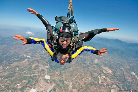 Paracadutismo, buttarsi nel vuoto con un istruttore: � il lancio tandem 